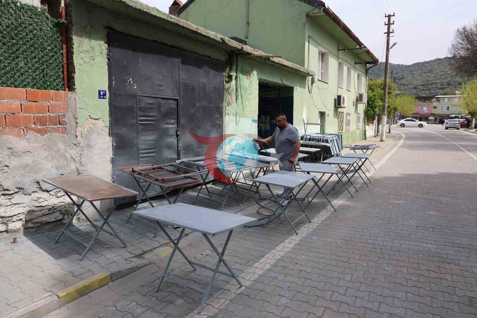 Cemiyetlerin vazgeçilmezi demir masalar sezona hazırlanıyor