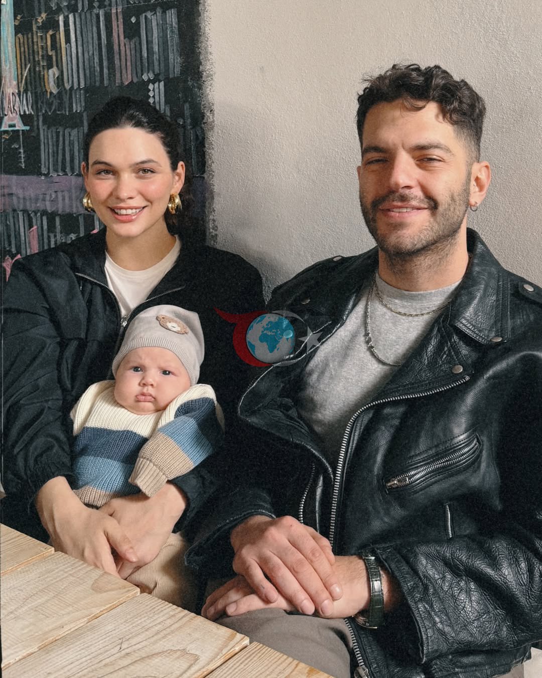 Beste Kökdemir ve Fazlı Erdinç Çatak'tan aile pozu
