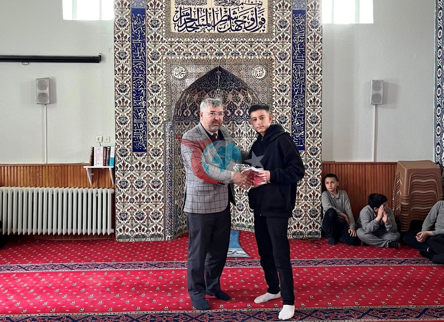 Hisarcık’taki camilerde müezzinlik yapan öğrenciler ödüllendirildi