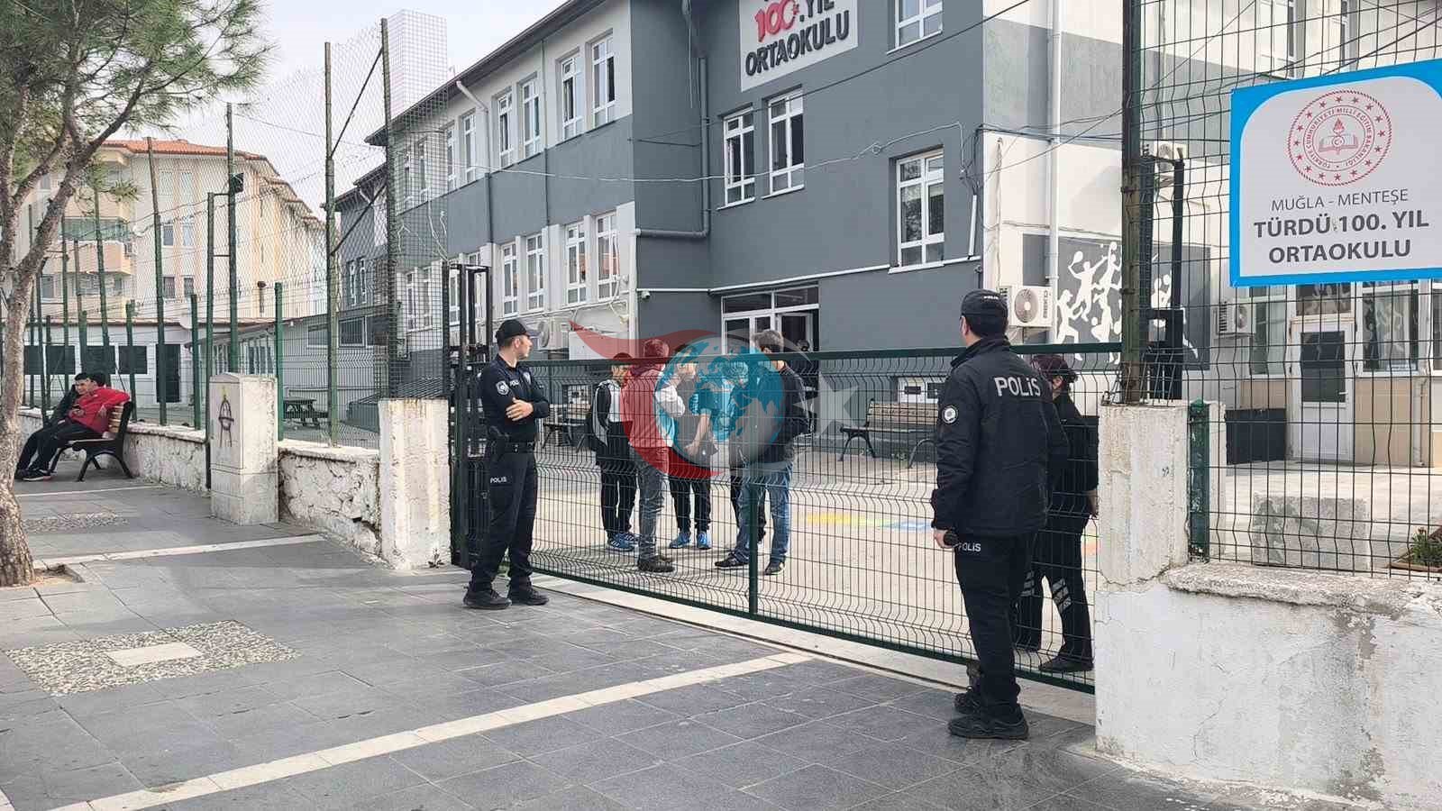 Menteลeโde okul รถnlerinde gรผvenlik duvarฤฑ