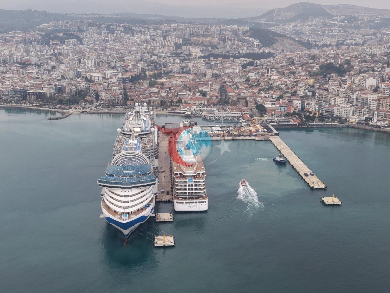 Yüzen şehirler limana demirledi: İki dev gemiyle aynı anda geldiler