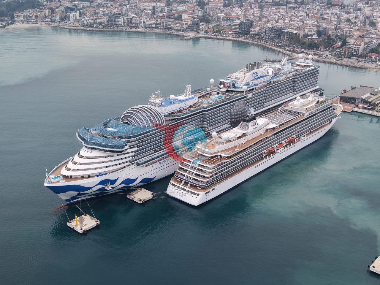 Yüzen şehirler limana demirledi: İki dev gemiyle aynı anda geldiler