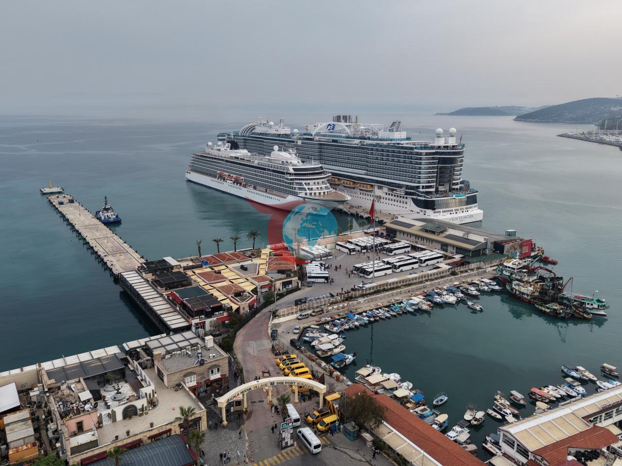 Yüzen şehirler limana demirledi: İki dev gemiyle aynı anda geldiler