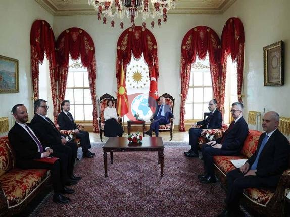 Cumhurbaşkanı Erdoğan, Kuzey Makedonya Cumhurbaşkanı Davkovayı kabul etti