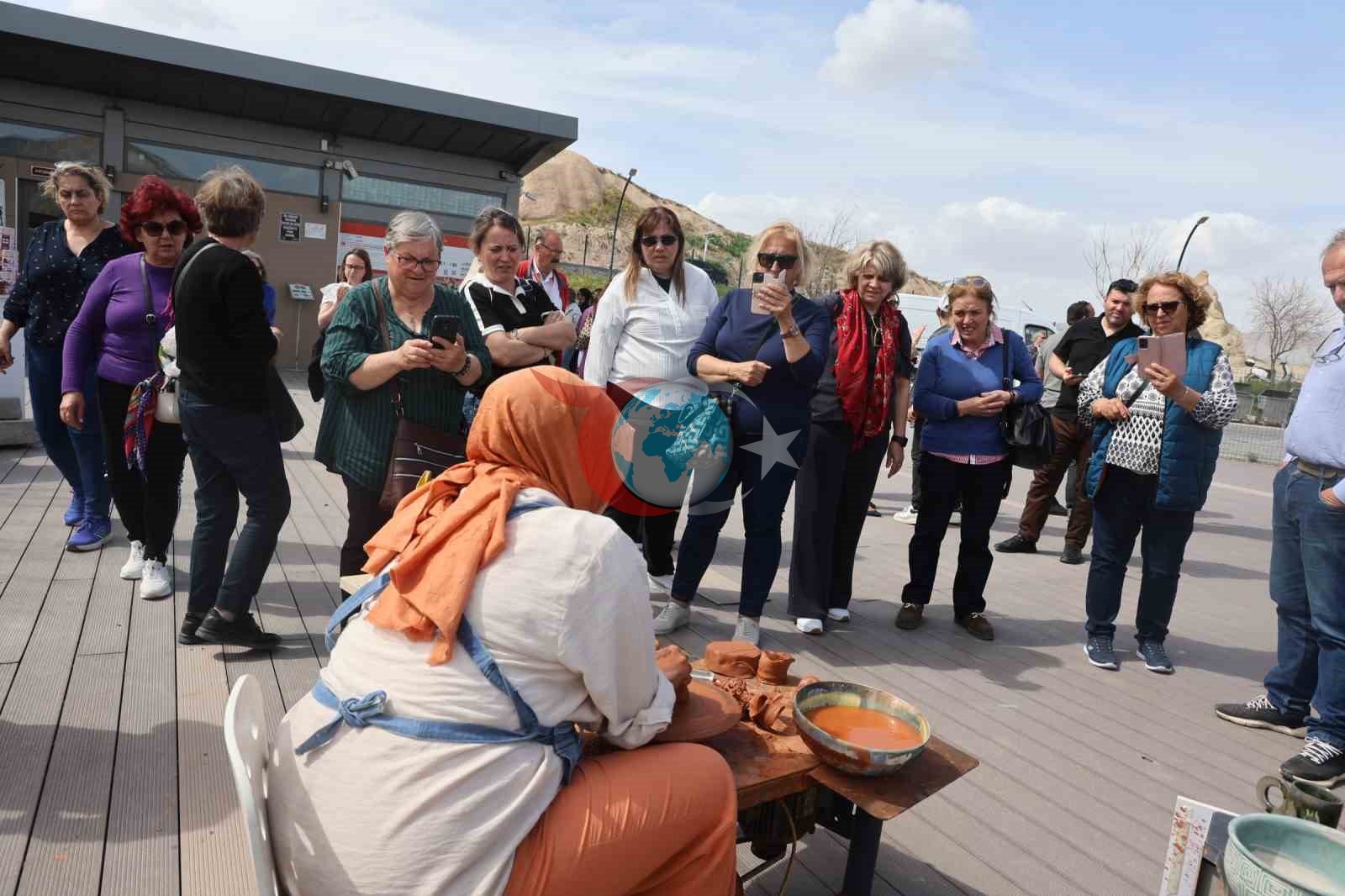Kapadokya’da turistler halı dokuyup çanak yaptı