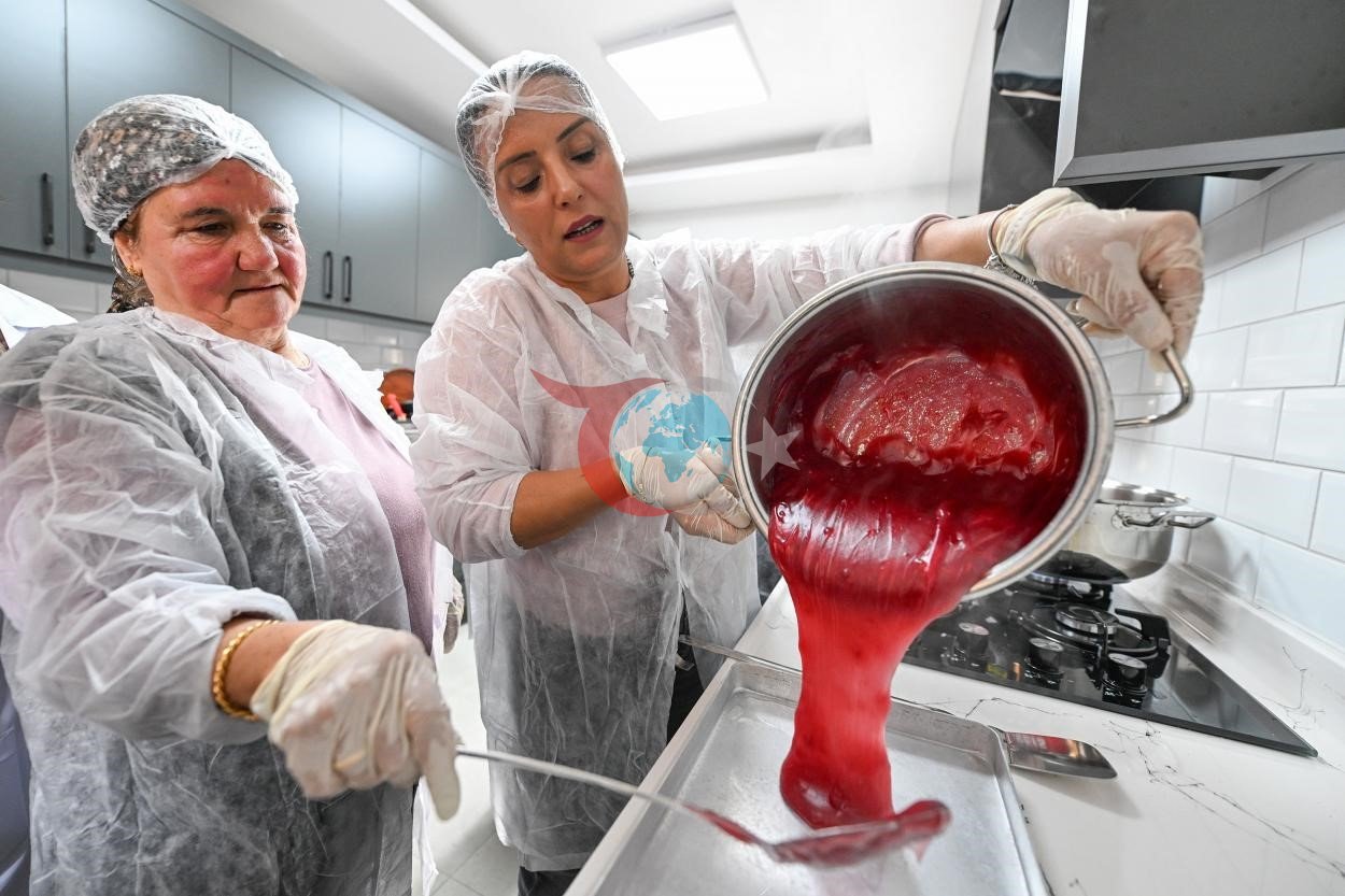 Mersin’de kan portakallı lokum üretildi