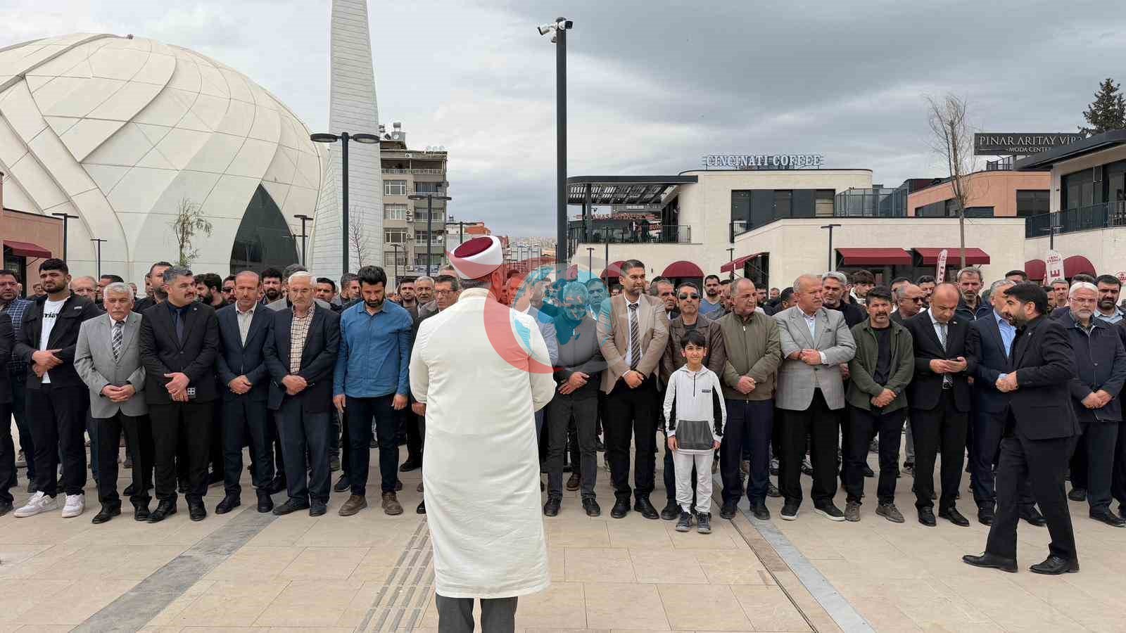 Okul saldırısında hayatını kaybedenler için gıyabi cenaze namazı kılındı