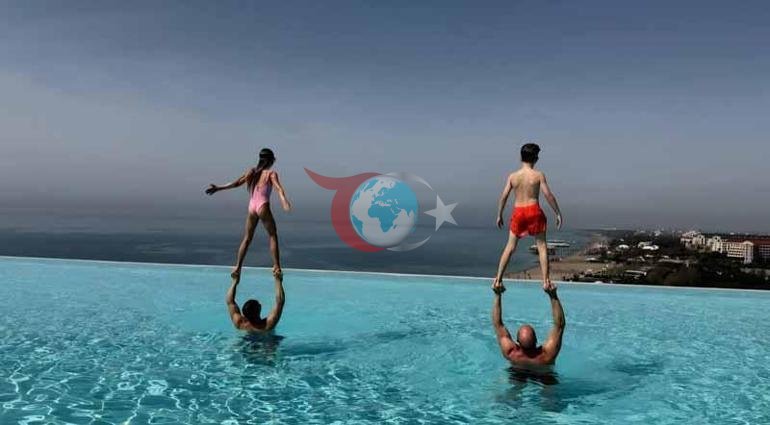 İngiliz oyuncu Jason Statham’dan sonsuzluk havuzunda poz