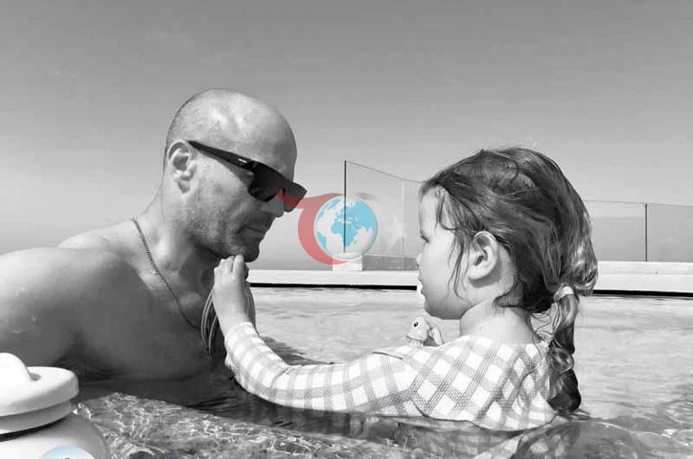 İngiliz oyuncu Jason Statham’dan sonsuzluk havuzunda poz