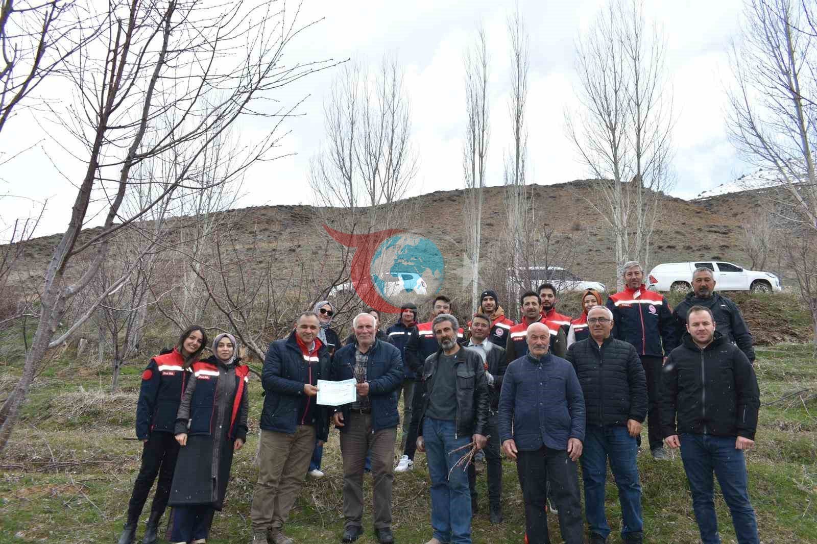 Bayburt&rsquo;ta üreticilere aşılama ve budama eğitimi verildi