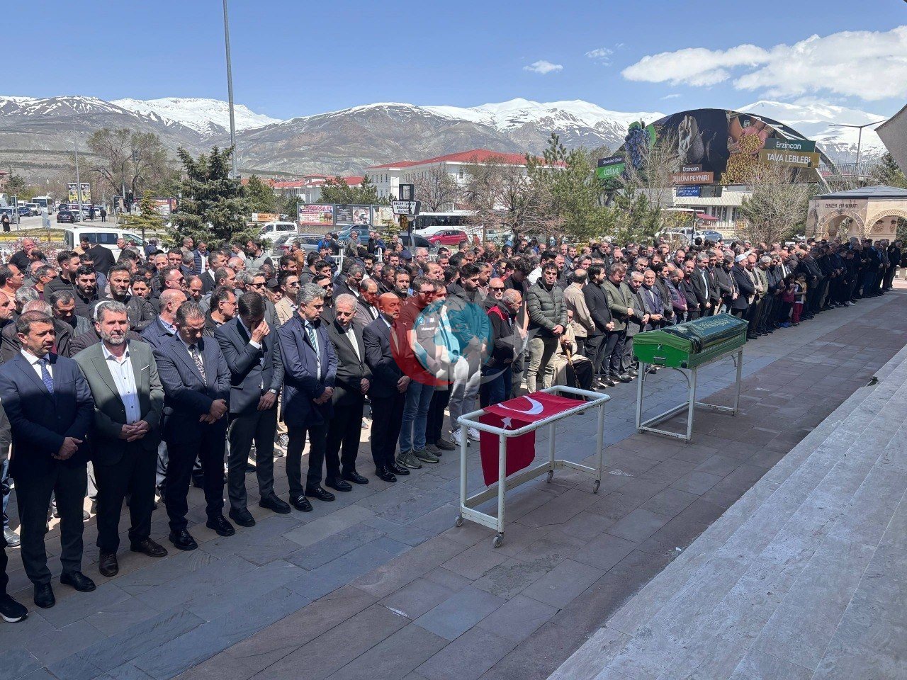 Saldฤฑrฤฑda hayatฤฑnฤฑ kaybedenler iรงin Erzincanโda gฤฑyabi cenaze namazฤฑ kฤฑlฤฑndฤฑ