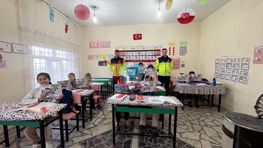 Sason’da jandarma köy okullarını gezdi, yaşlılarla buluştu