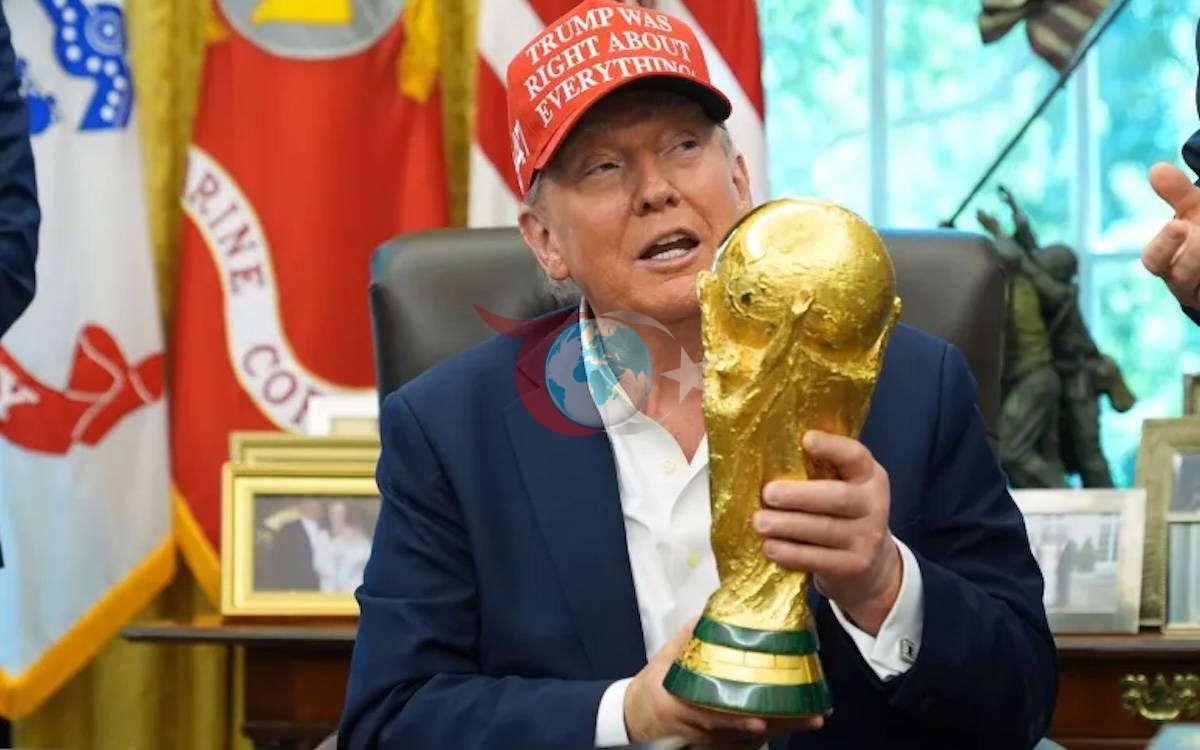 ABD Başkanı Donald Trump, Dünya Kupası'nı elinde tutuyor
