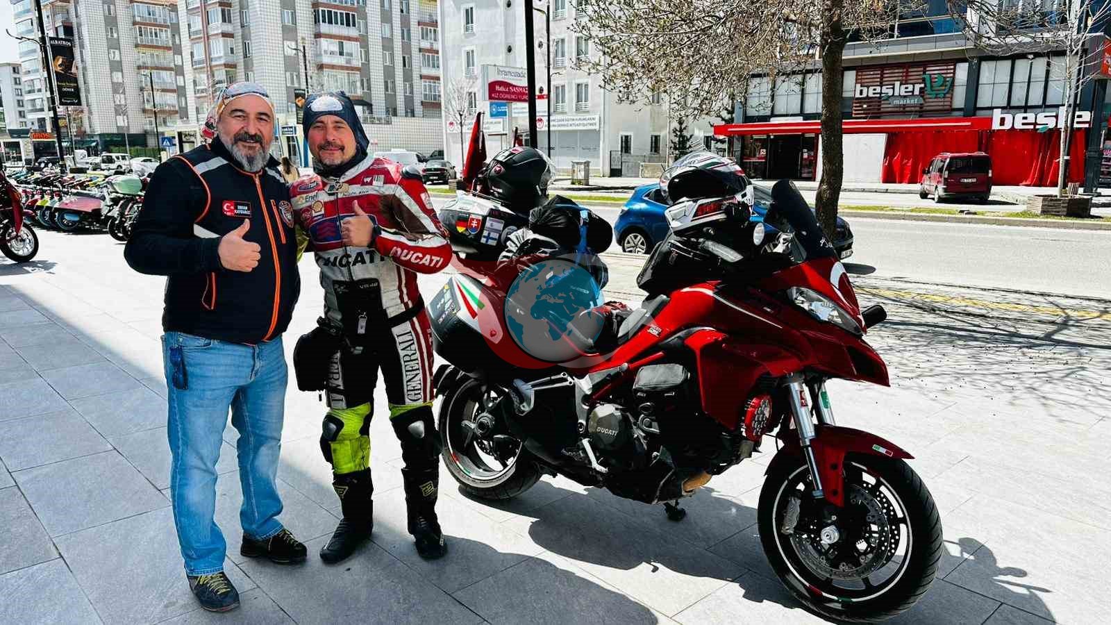 İki teker üzerinde binlerce kilometre katettiler, mübarek topraklarda umre yaptılar
