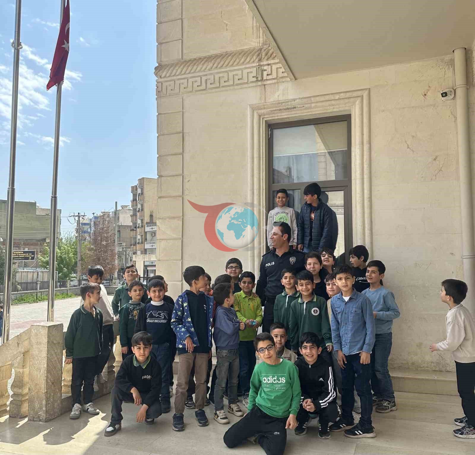 Nusaybin’de polis ile öğrenciler arasında yürek ısıtan görüntü