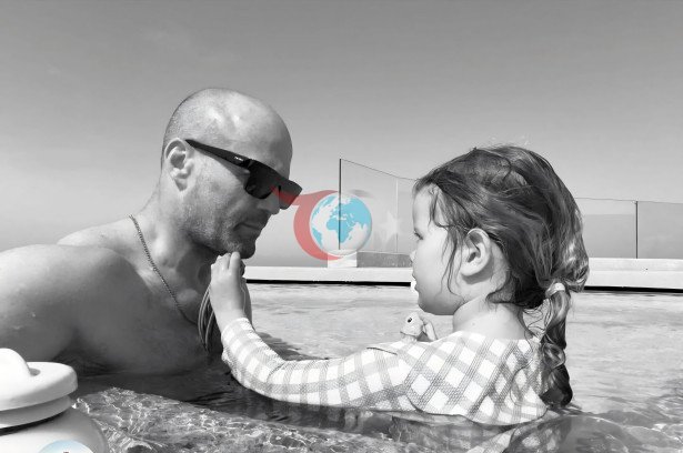 İngiliz oyuncu Jason Statham&rsquo;dan sonsuzluk havuzunda poz