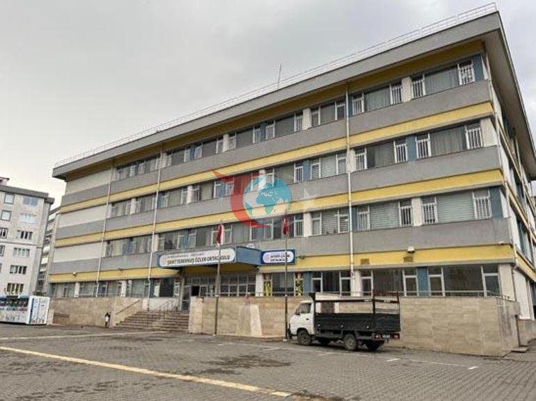 Saldırı sonrası yeni karar: Ayser Çalık Ortaokulunun tabelası, yeni binaya asıldı