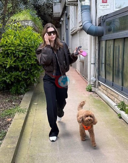Afra Saraçoğlu sevimli köpeğiyle görüntülendi
