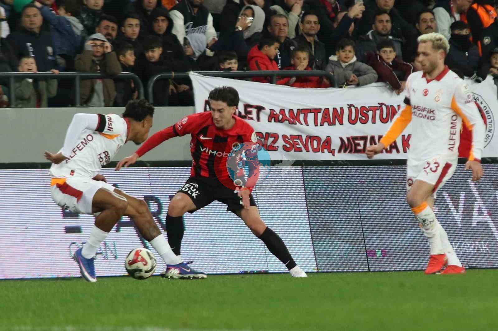 Trendyol Süper Lig: Gençlerbirliği: 0 - Galatasaray: 2 (İlk yarı)