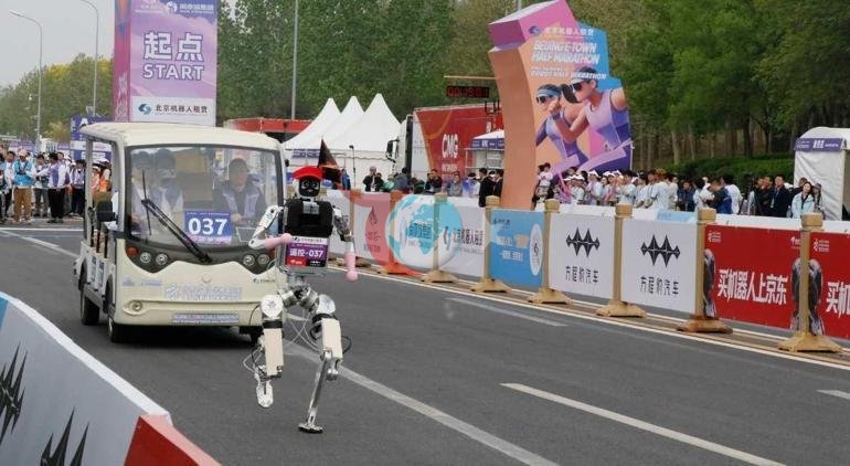 Dünya bu rekoru konuşuyor İnsansı robotların sınırları aşan maratonu