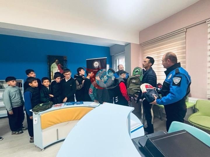 Polisten 50 öğrenciye kurs malzemesi yardımı