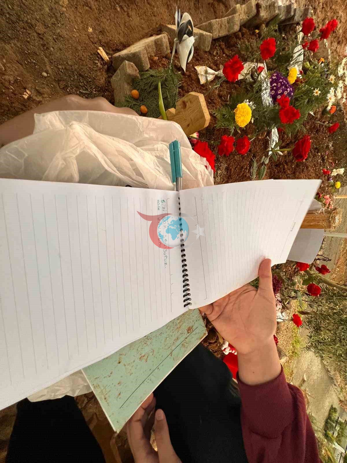 Saldırıda hayatını kaybeden öğrencilerin mezarlarına bırakılan notlar duygulandırıyor