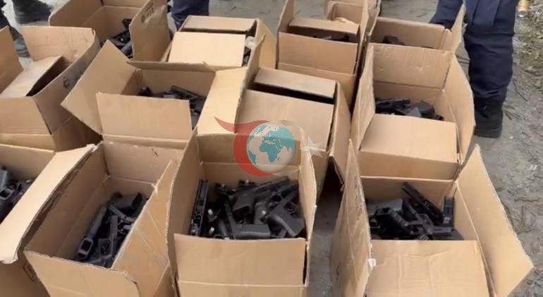 Koli koli silah ฤฐstanbulda durdurulan kamyonetten รงฤฑkanlar ลoke etti