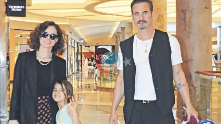 Ünlü çift sevimli kızlarıyla alışverişte görüntülendi