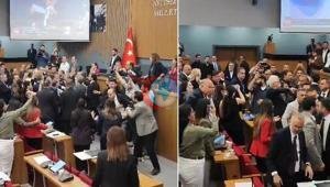İzmir Büyükşehir Belediye Meclisi’nde AK Parti ve CHPli üyeler birbirine girdi