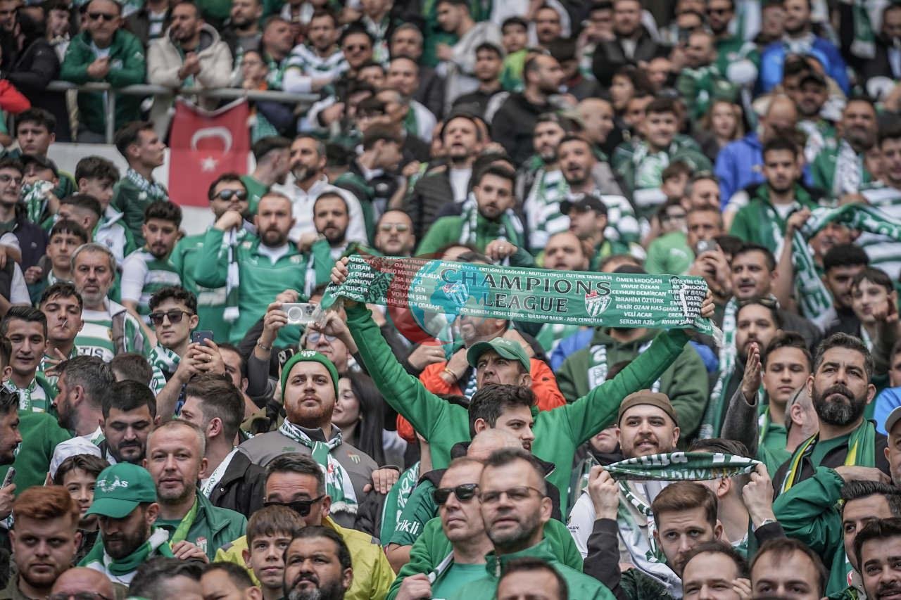 Bursaspor taraftarları takımlarına destek veriyor