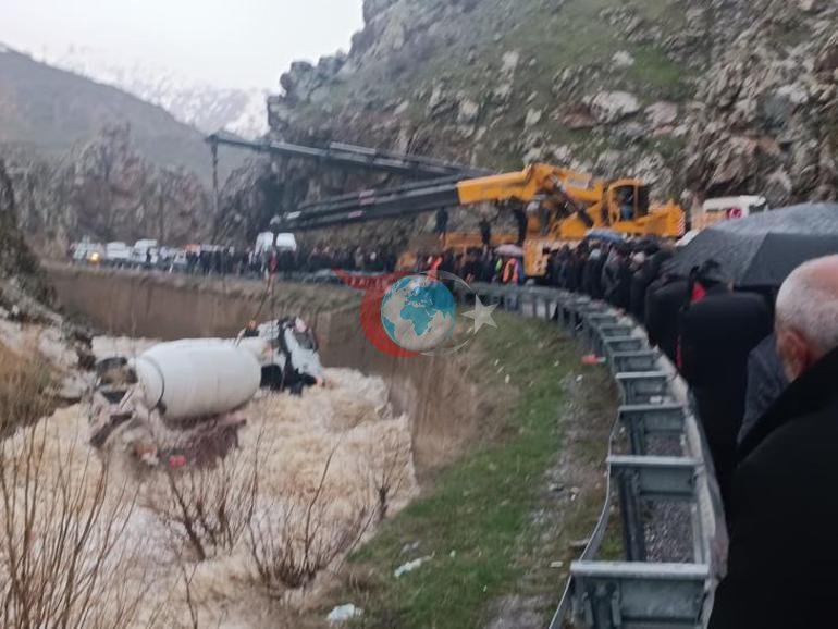 Beton mikseri dereye yuvarlandı Şoför akıntıya kapılarak kayboldu