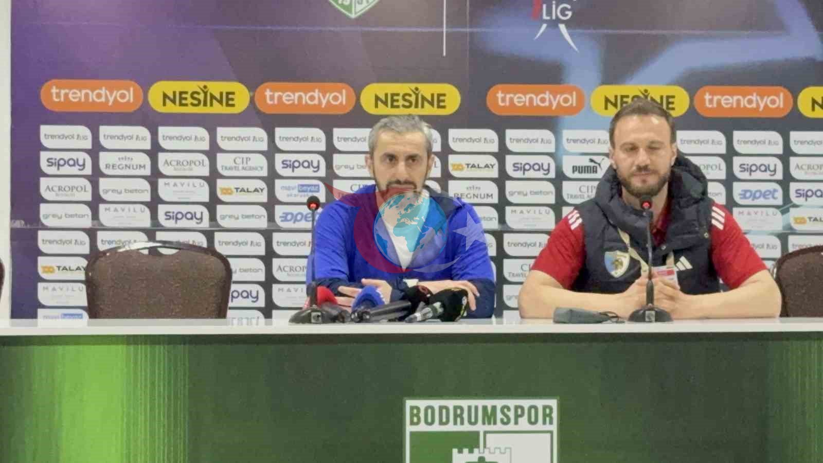 Erzurumspor FK oyuncuları basın toplantısını basıp kutlama yaptı