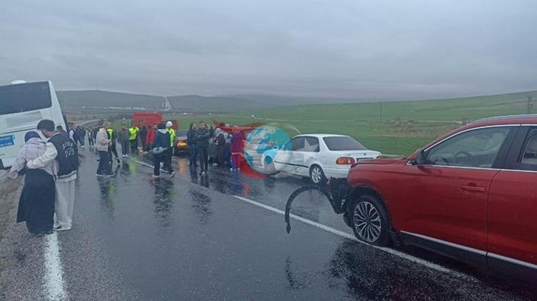 Ortalık savaş alanına döndü Aksarayda yolcu otobüsü 10 araca çarparak durabildi