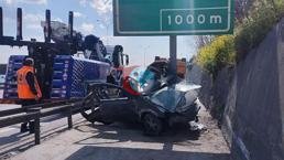 TEM Otoyolu'nda feci kaza! Otomobil yön levhasına saplandı