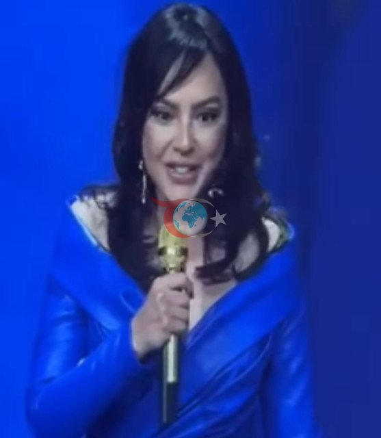 Ebru Gündeş yüzünü gerdirdi