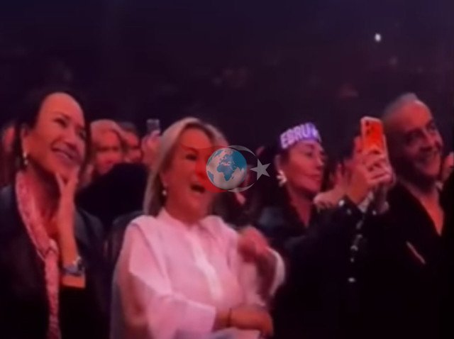 Ebru Gündeş yüzünü gerdirdi - Resim : 3