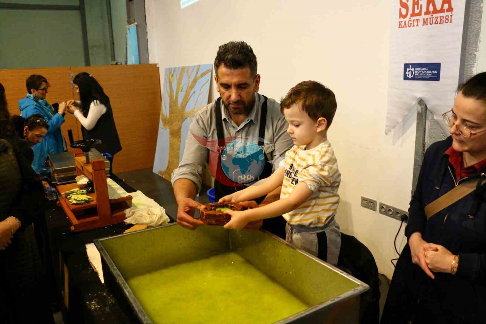 Geleneksel yöntemlerle dev Türk bayrağı yapıldı