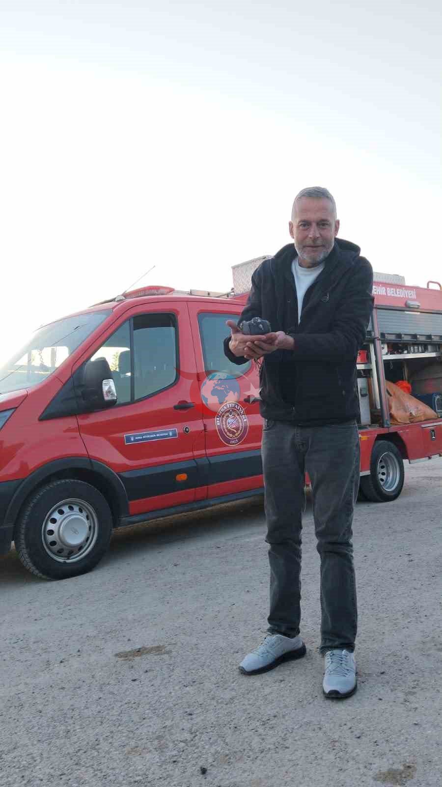 Asılı kalan güvercini halatla inip kurtardılar