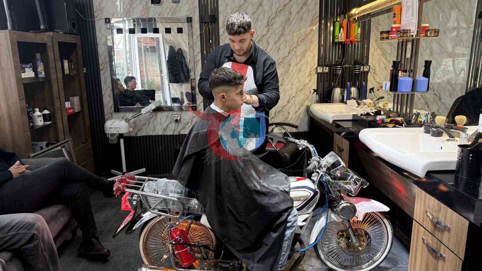Motosikleti berber koltuğuna dönüştürdü, gençler sıraya girdi