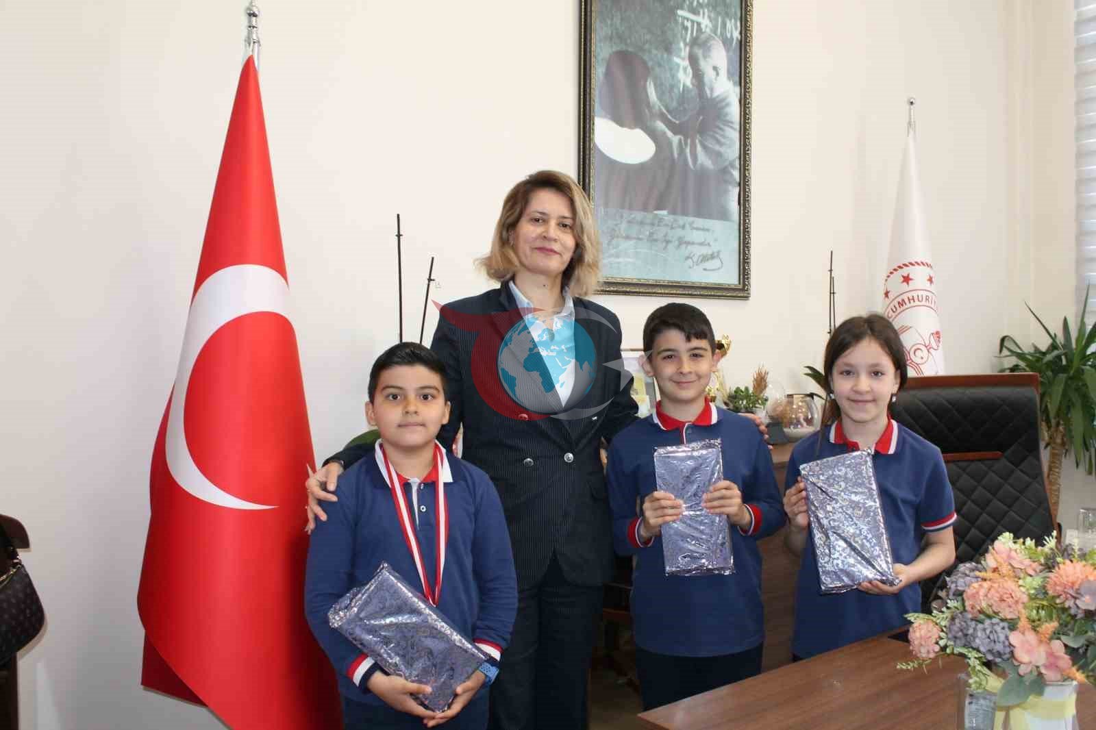 Altıntaş’ta dereceye giren öğrenciler ödüllendirildi