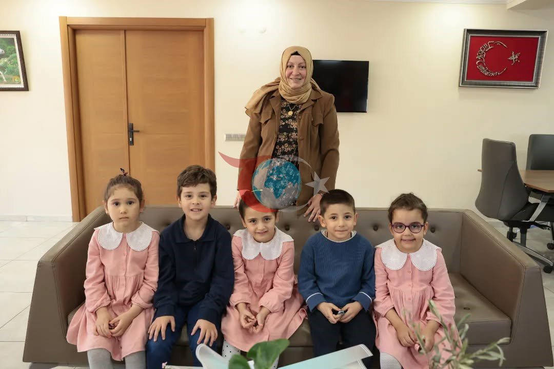 Minik öğrencilerden Başkan Kaya&rsquo;ya hediye