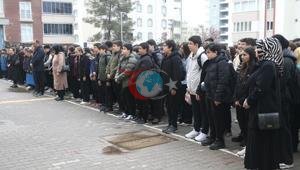 Kahramanmaraş’ta okul saldırısında hayatını kaybedenler için anma programı düzenlendi Gözyaşları dinmedi