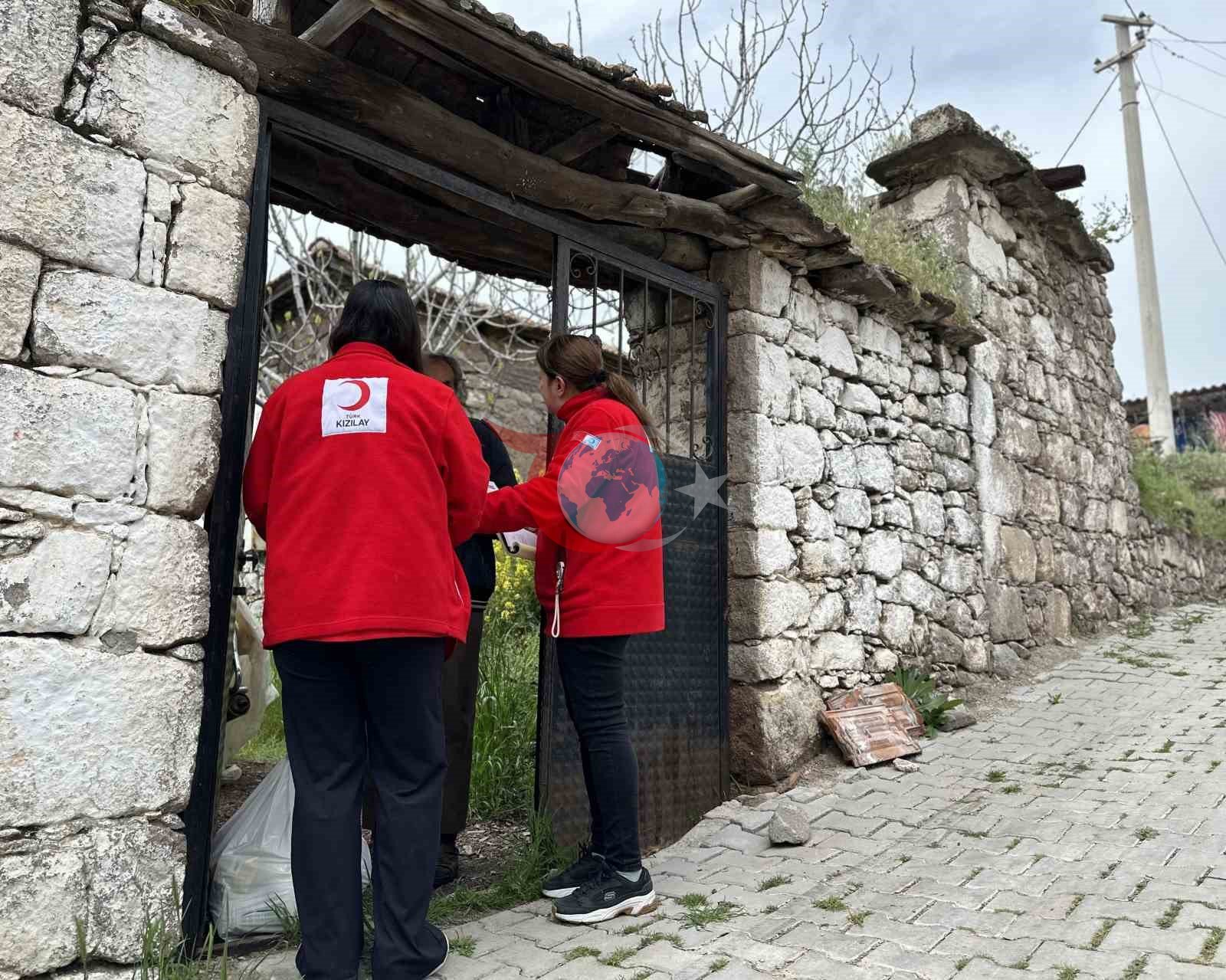 Türk Kızılay Manisa, 3 mahallede gıda kolisi dağıttı