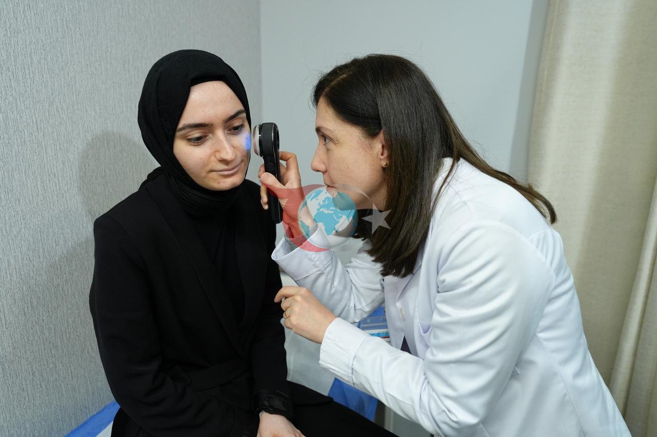 Medipol Mega Üniversite Hastanesi Dermatoloji Uzmanı Doç. Dr. Sevgi Kulaklı, hastasını tedavi ediyor. 