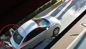 Yayalara yol veren otomobile motosiklet arkadan çarptı