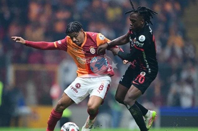 Rams Park'ta oynanan Galatasaray-Gençlerbirliği maçından bir ikili mücadele