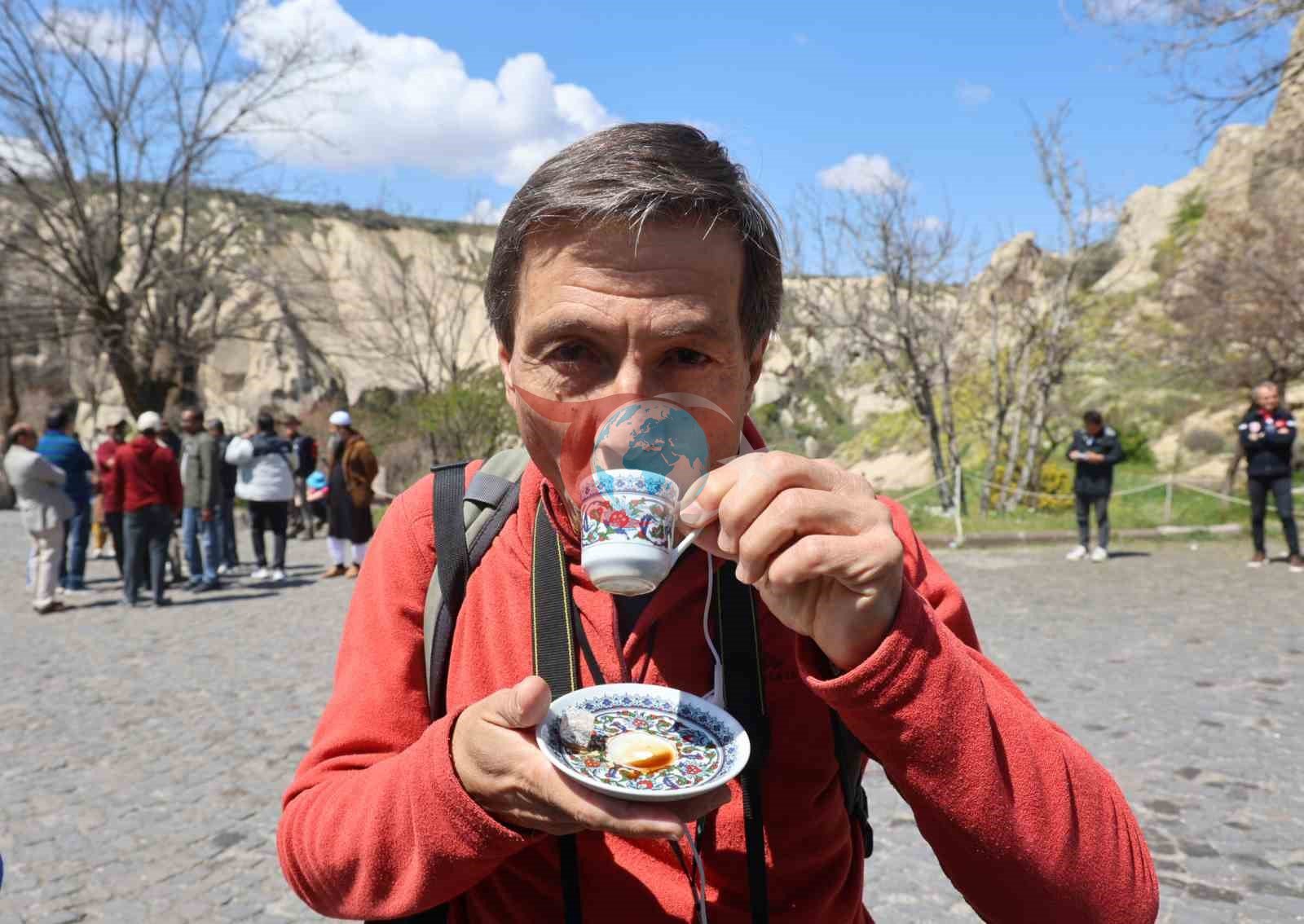 Kapadokyaโda turistlere Tรผrk kahvesi ve lokum ikramฤฑ