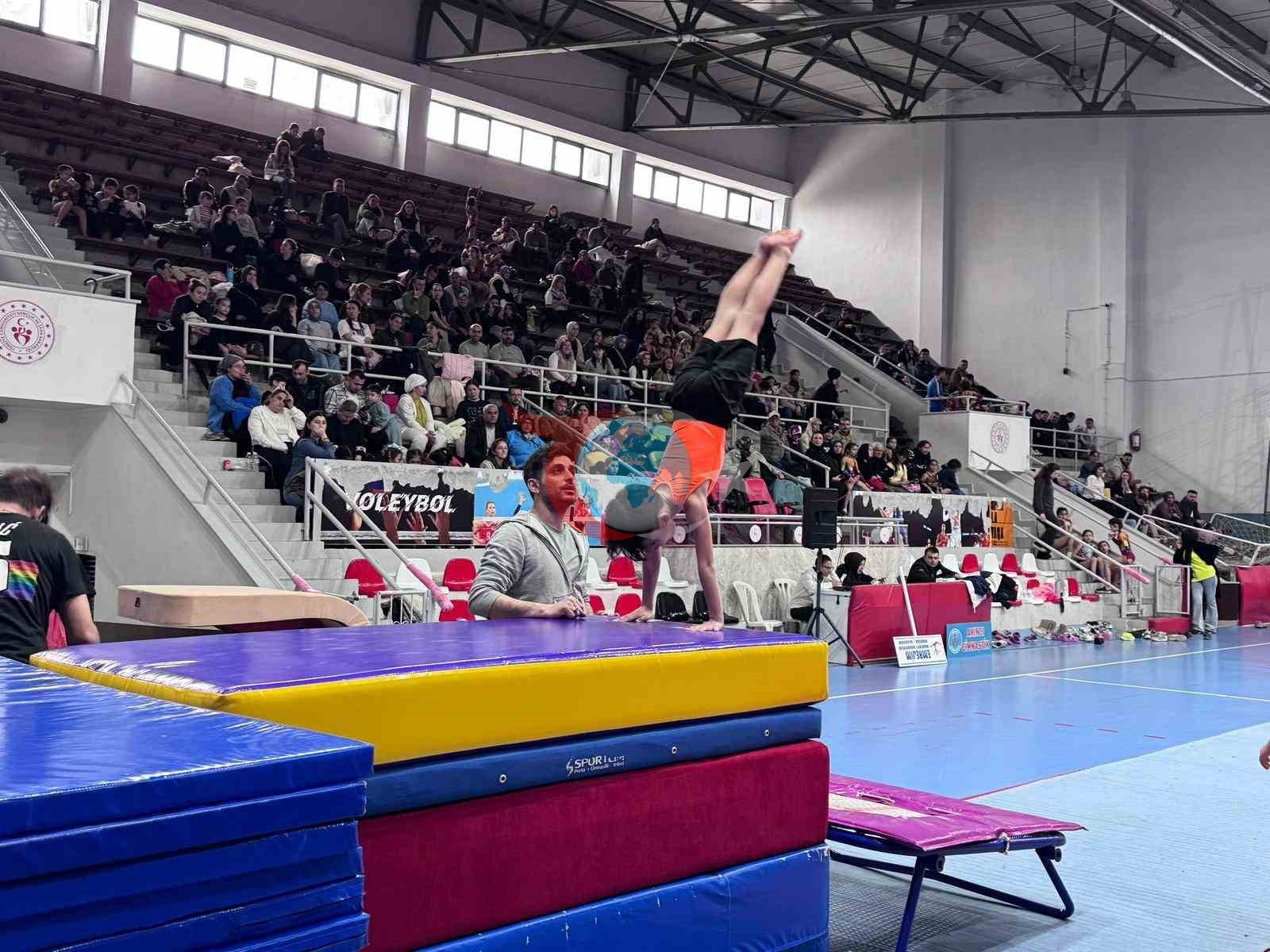 Minik cimnastikçilerden 23 Nisan için Alaşehir&rsquo;de yarıştı