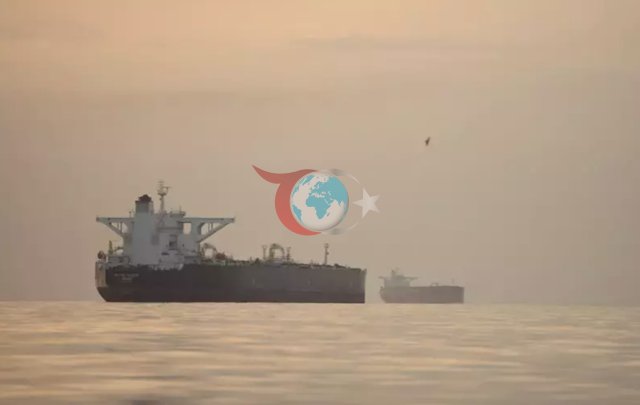 İran'dan cesur hamle! Ablukaya rağmen petrol tankerini geçirdi - Resim: 1