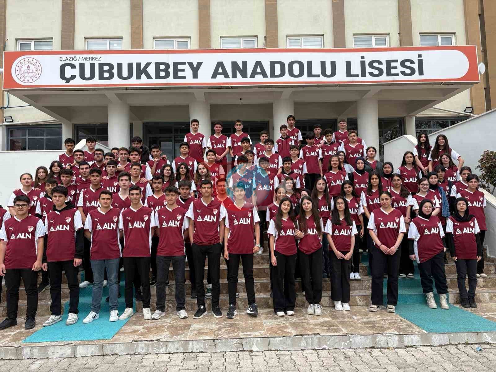 Başkan Alan sözünü tuttu: Öğrencilere formalarını hediye etti
